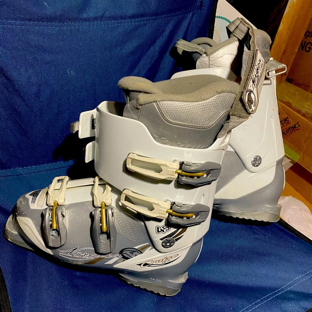 Ski boots - Picture 1 of 2